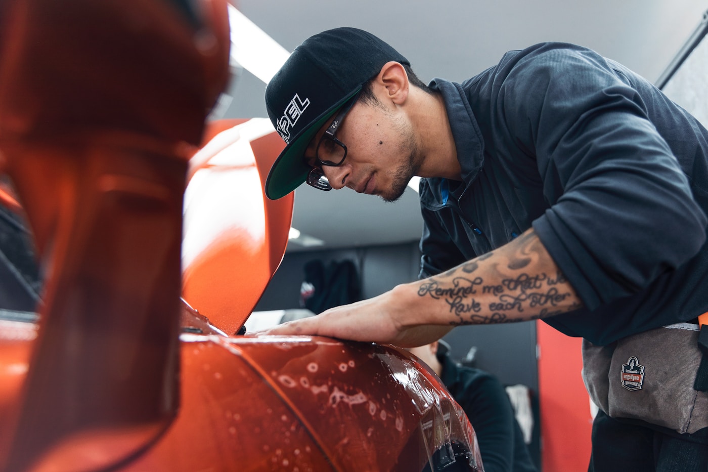 Detailarbeit am Fahrzeug
