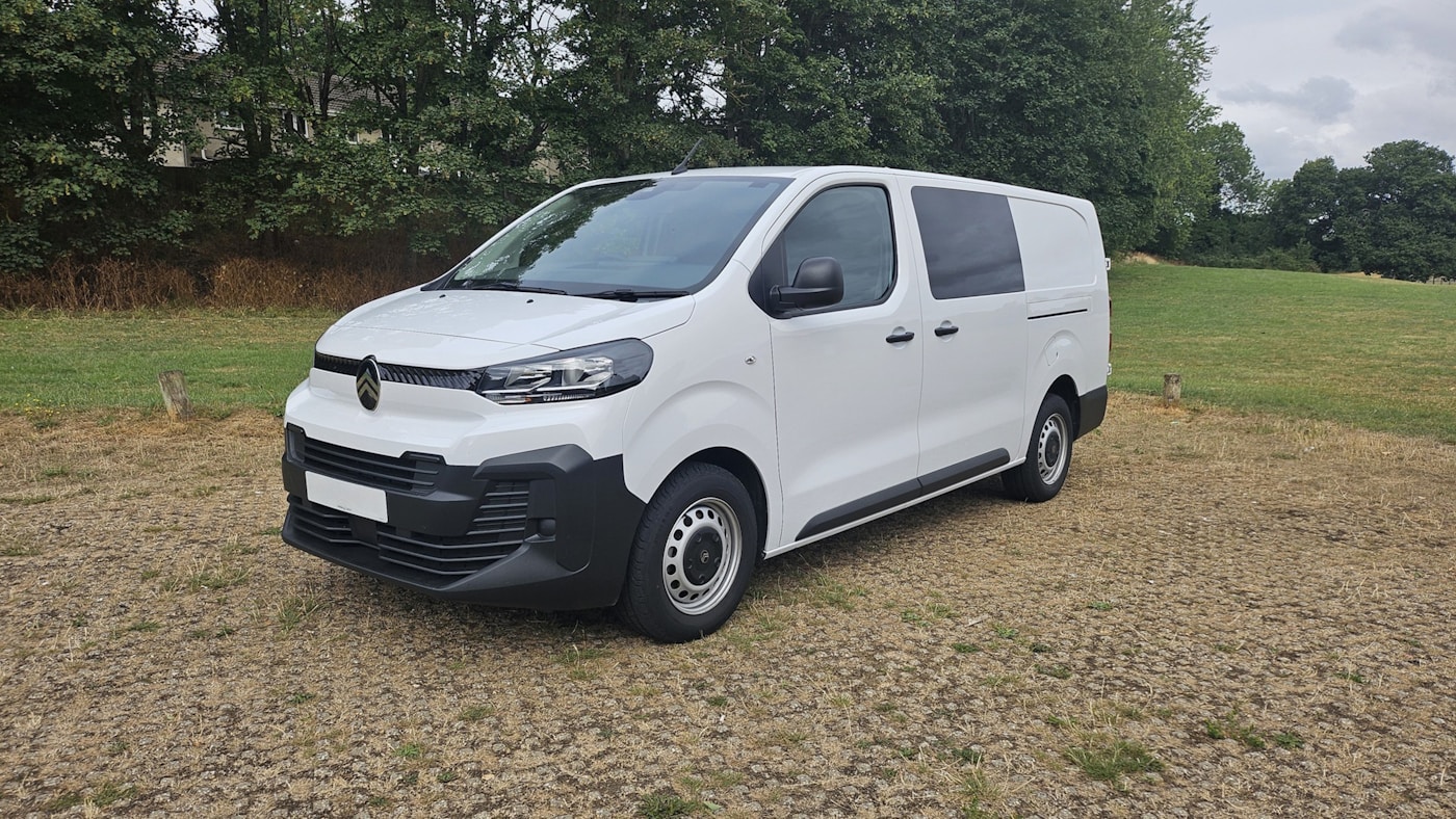 Weißer Transporter nach der Lackierung